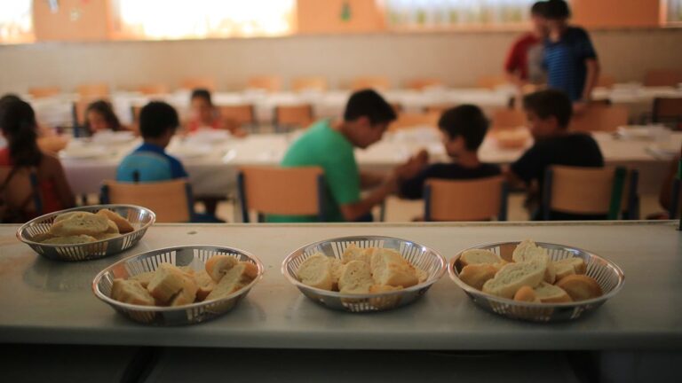 Niños comiendo en el comedor de una escuela de Rosario