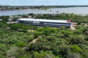 Vista del Aulario Común de Costanera Este de la UNL, con obras paralizadas