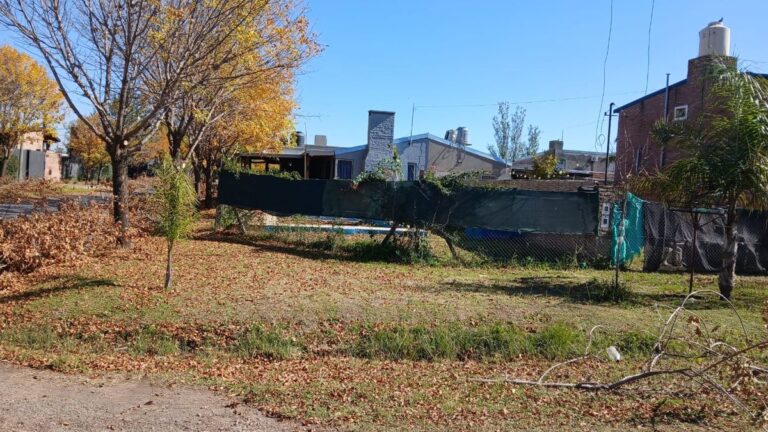 Casa en barrio Funes City con tapial divisorio