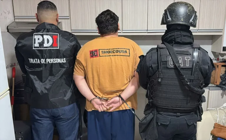 Policía de Investigaciones en la escena del crimen en Villa Amelia