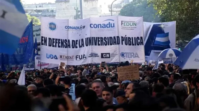 Docentes universitarios durante una movilización en reclamo de mejoras salariales
