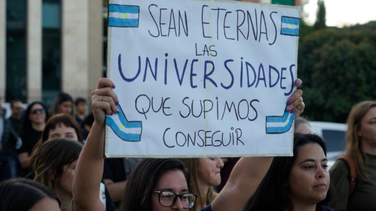 Docentes universitarios en paro frente a la UNR