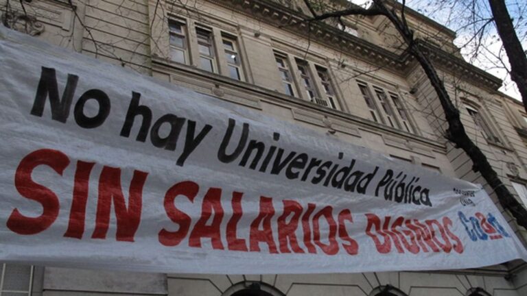 Docentes universitarios en paro frente a facultad de UNR
