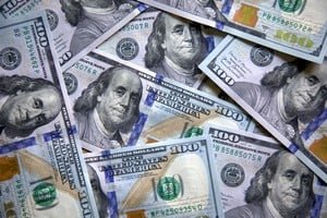 Billetes de dólar sobre una mesa con una calculadora