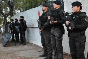 Efectivos de la Policía de Investigaciones durante allanamiento en Santa Fe