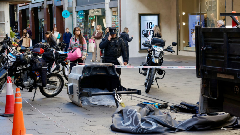 Ambulancia y personal de emergencias en la peatonal Córdoba tras la caída de dos obreros de una grúa