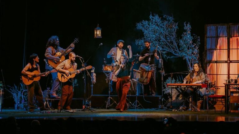 Integrantes de la banda Duratierra en un escenario