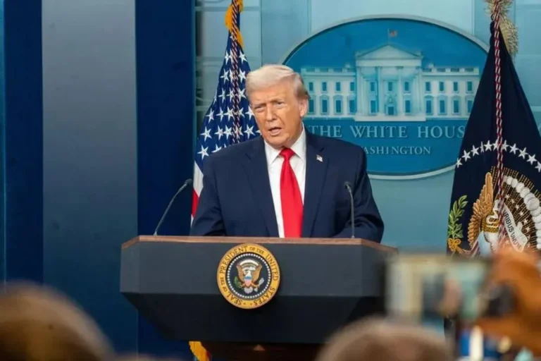 Prototipo de billete de 250 dólares con el rostro de Donald Trump
