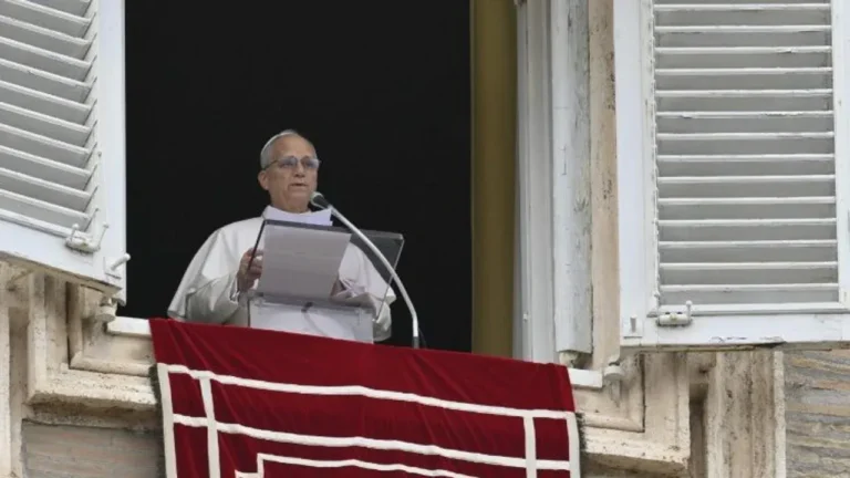 Papa León XIV firma la encíclica Magnifica humanitas