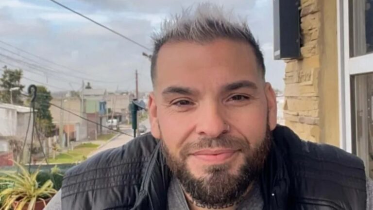 Gastón Hernán Villagra, conocido como El Retutu, en un video anunciando su retiro de la música