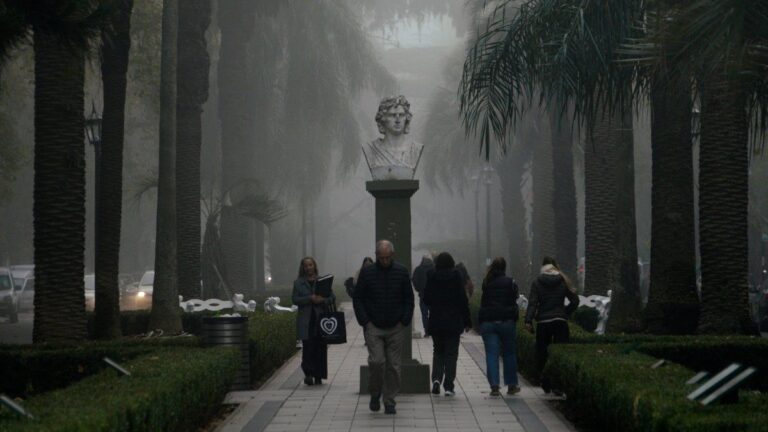 Vista de Rosario con neblina matutina y termómetro marcando baja temperatura