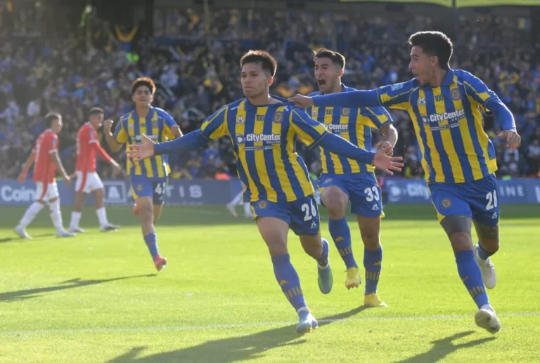 Jugadores de Rosario Central celebrando un gol ante Independiente en el Gigante de Arroyito