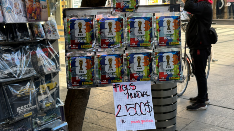 Sobres de figuritas Panini del Mundial 2026 en un kiosco de Rosario