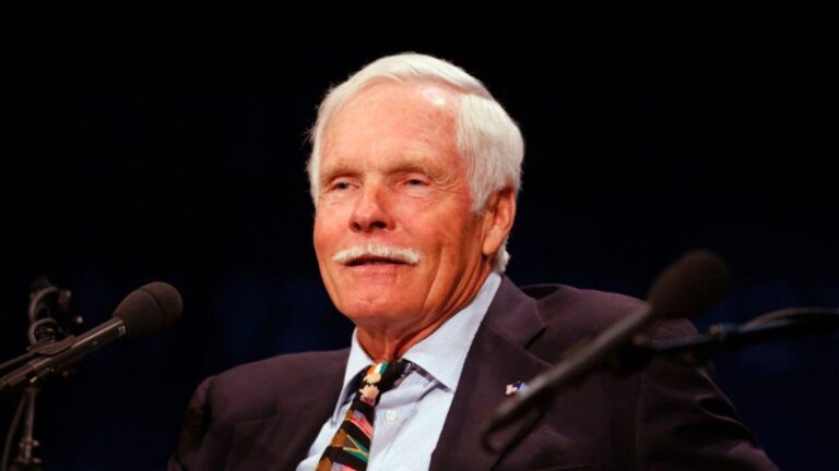 Ted Turner en una conferencia de prensa