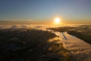 Niebla matinal en la ciudad de Santa Fe durante el feriado del 25 de Mayo