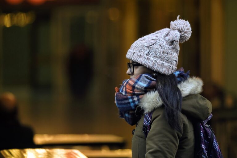 Termómetro marcando baja temperatura en un día nublado en Santa Fe