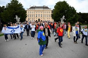 Escenario del Festival de Eurovisión 2026 en Viena con la bandera de la UER y luces de colores