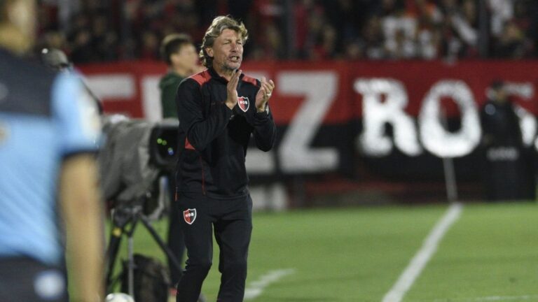 Gabriel Heinze celebrando el título de la Premier League con el Arsenal