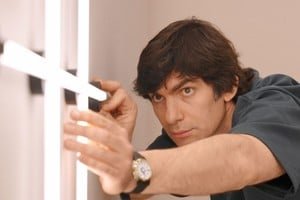 Gerardo Mari en su estudio de Milán con un cuadro de Santa Fe