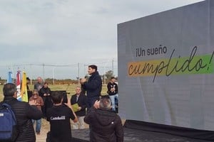 Gobernador Maximiliano Pullaro durante el acto de entrega de lotes del plan Sunchalote en Sunchales