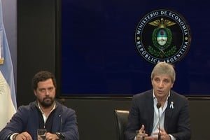 Ministro de Economía Luis Caputo en conferencia de prensa anunciando baja de retenciones