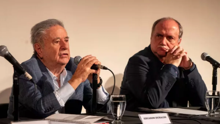 Carteles con imágenes de Maximiliano Kosteki y Darío Santillán durante la interpelación a Eduardo Duhalde