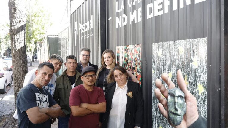 Obras de arte realizadas por integrantes del grupo Madre Teresa Lourdes en el box Arte en Tránsito de Rosario