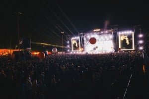 Escenario del Harlem Festival con público en el Predio de la Estación Belgrano de Santa Fe