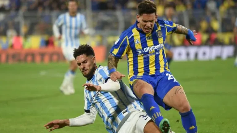 Estadio Monumental con banderas de River y Rosario Central
