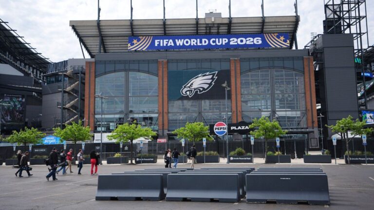 Fachada de un hotel en Houston con cartel de bienvenida al Mundial 2026