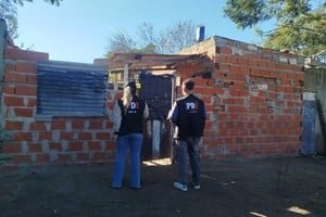 Huella dactilar en un vidrio de una puerta ventana, evidencia clave en un robo en Colastiné Norte