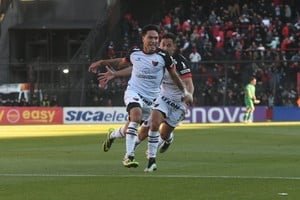 Ignacio Lago con la camiseta de Almirante Brown