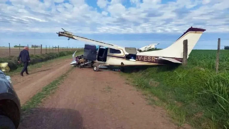 Imagen ilustrativa de una avioneta y droga secuestrada en operativo antidrogas en Santa Fe