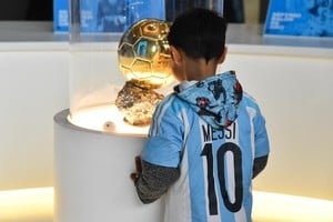 Fotografía de Lionel Messi durante un partido de la Selección argentina, parte de la muestra Instantáneas de gloria