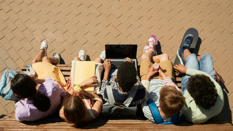 Adolescentes en un aula escolar reflexionando sobre su futuro laboral