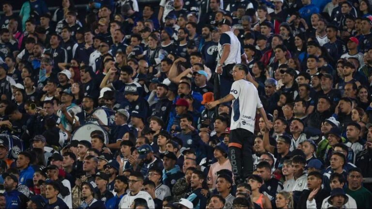 Hinchas de Independiente Rivadavia en el estadio Malvinas Argentinas durante un partido de Copa Libertadores