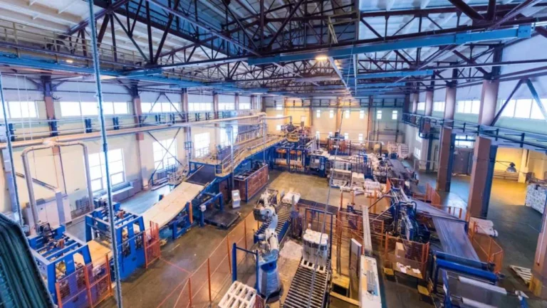 Taller metalúrgico en Rosario con maquinaria industrial y trabajadores