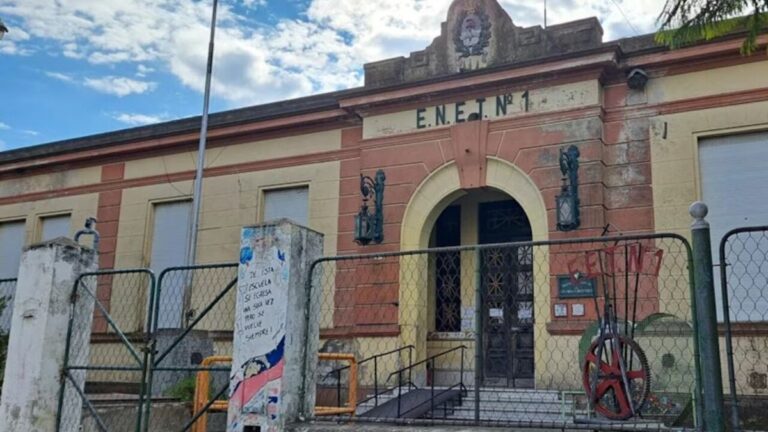 Estudiantes de escuela secundaria con mochilas y valijas en un viaje de egresados