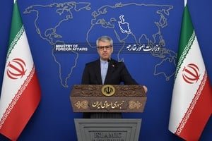 Funcionarios iraníes y estadounidenses en reunión diplomática sobre negociaciones nucleares