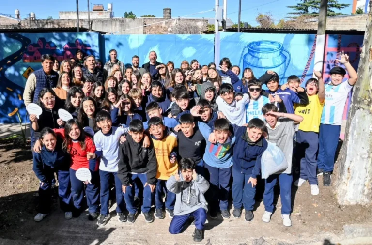 Intendente Pablo Javkin inaugurando plaza de bolsillo en barrio Industrial de Rosario