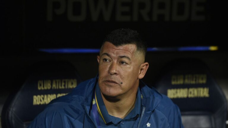 Jorge Almirón en conferencia de prensa en el Gigante de Arroyito