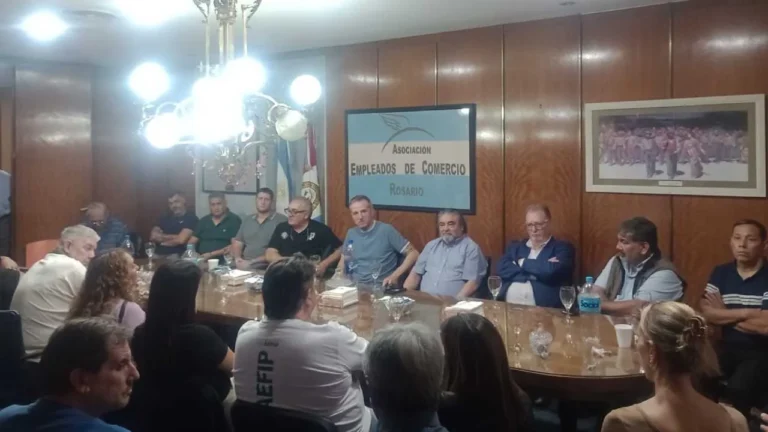 Jorge Sola durante su visita a Rosario en el auditorio de la Asociación Empleados de Comercio