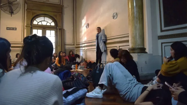 Josefina Zuain durante el seminario sobre escritura y danza en el Instituto Isabel Taboga