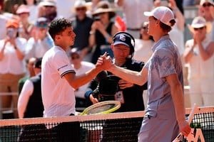 Juan Manuel Cerúndolo celebrando su victoria en Roland Garros
