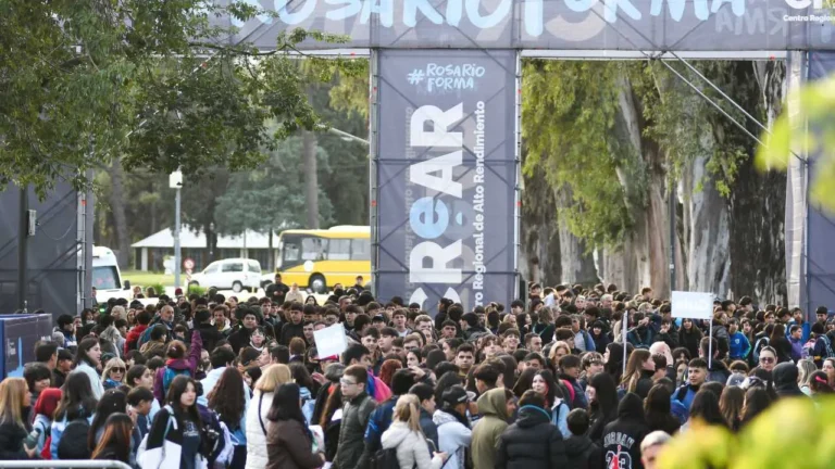 Miles de personas en el Parque Independencia durante el cierre de los Juegos CReAR