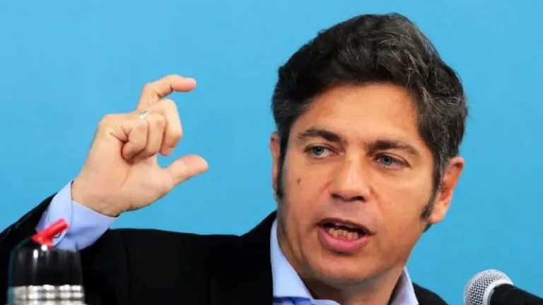 Axel Kicillof en un acto político con militantes peronistas