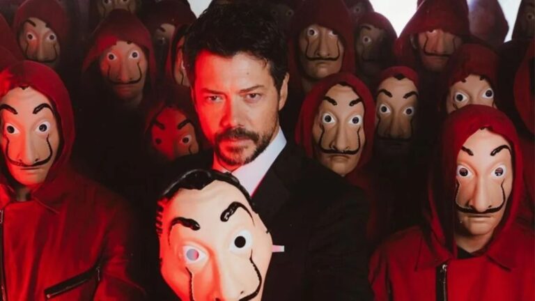 El Profesor de La casa de papel mirando a cámara