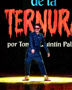 Escena de la obra La violencia de la ternura en el Teatro El Círculo de Rosario