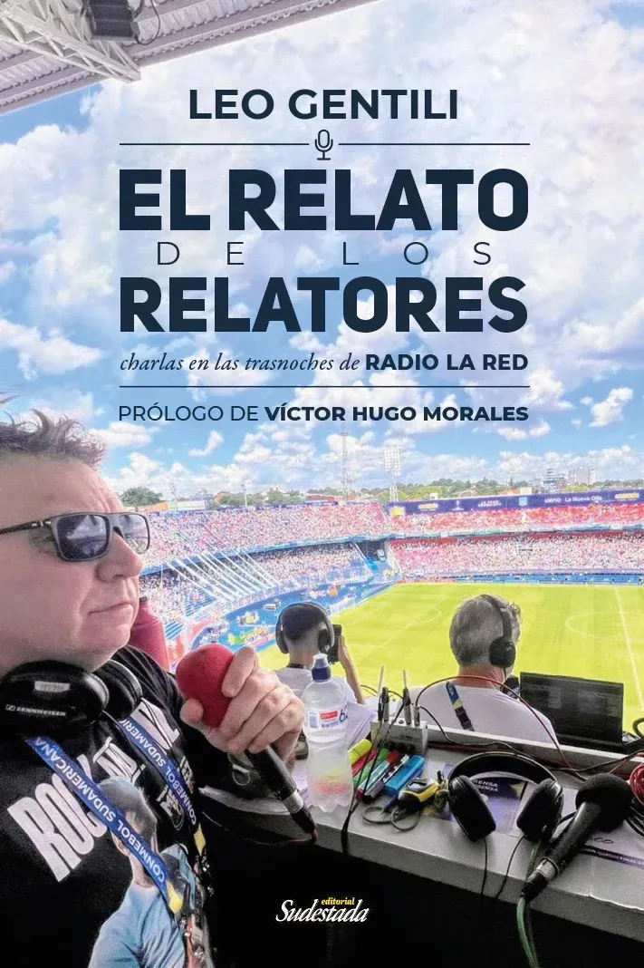Leo Gentili, relator de fútbol, sosteniendo su libro de entrevistas