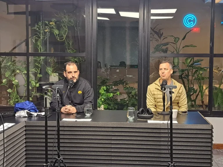 Leo Hiriart y Gonzalo Pastorino en el estudio de streaming de Básquet Rosario